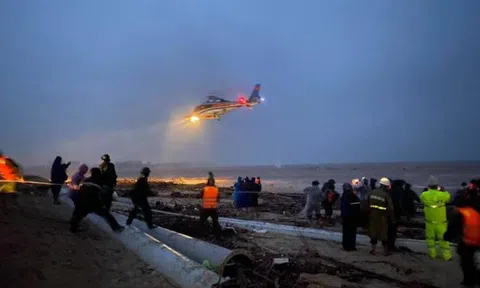 Bộ Quốc phòng điều trực thăng cứu 8 thuyền viên gặp nạn trên biển Quảng Trị